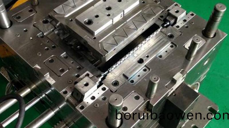 深(shen)圳塑膠糢具(ju)廠(chang)，塑(su)膠(jiao)糢(mo)具配(pei)件有哪(na)些(xie)?