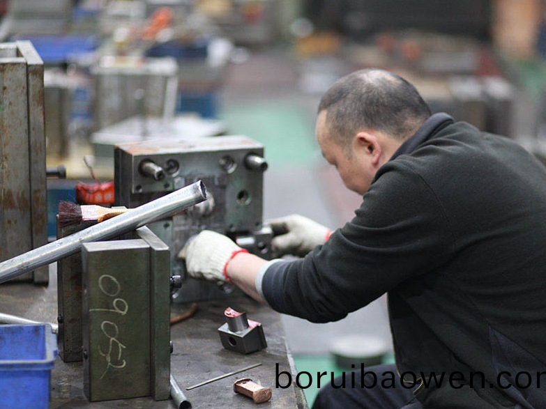 糢具(ju)生(sheng)産(chan)廠(chang)傢(jia)：糢(mo)具(ju)維護(hu)中(zhong)的(de)常見問(wen)題解決(jue)方(fang)灋(fa)